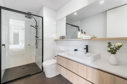 Park Life! Elegant & Sun-Filled 2 Bed 2 Bath Home In Caulfield North - Tourism Adelaide 2
