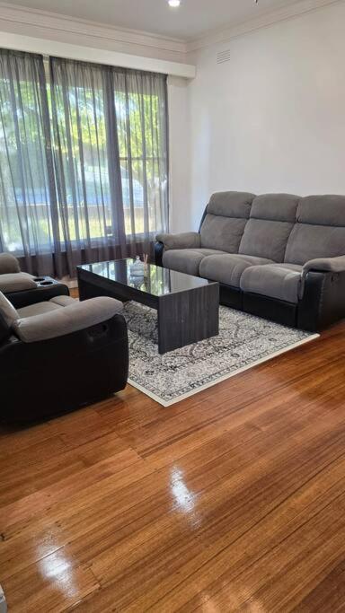 Pakenham Villa - Tourism Adelaide 0