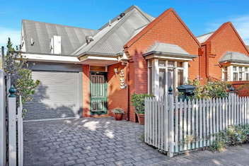 Picket Fence Cottage - Steps From Adelaide Oval with Tourism Adelaide