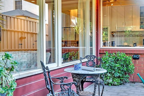 Picket Fence Cottage - Steps From Adelaide Oval - Tourism Adelaide 1