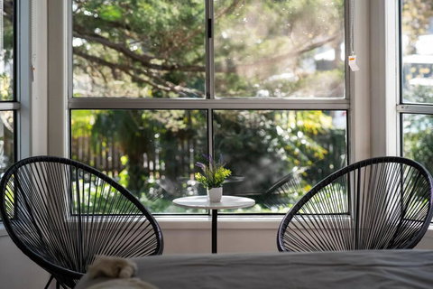 Popular Central Location King Bed The Repose - Tourism Adelaide 0