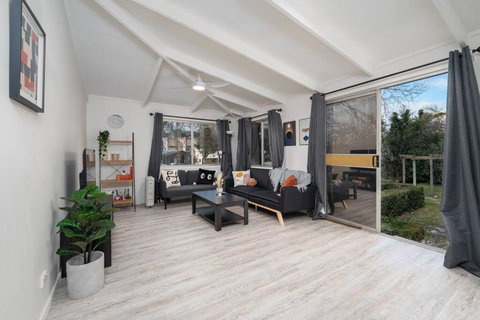 Popular Central Location King Bed The Repose - Tourism Adelaide 3