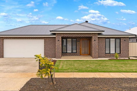 Popular Luxury Villa Kialla Shepparton - Tourism Adelaide 0
