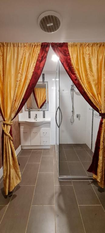 Quiet 2 Bedroom Farm House - Tourism Adelaide 1