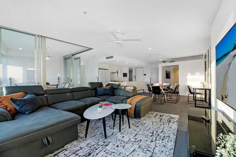 Q Tower Apartments In Surfers Paradise - From Level 3 - Self Contained & Privately Managed - Wow Stay - Tourism Adelaide 3
