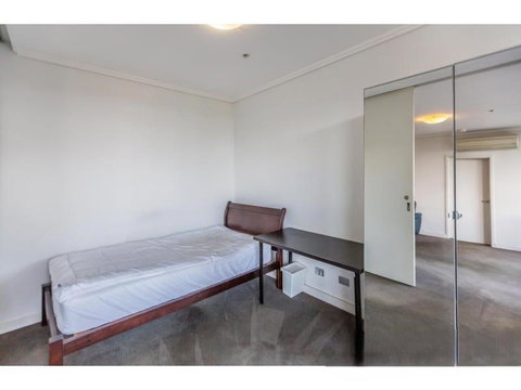 Private Room With Shared Washroom Only In 3bhk Apartment - Tourism Adelaide 1