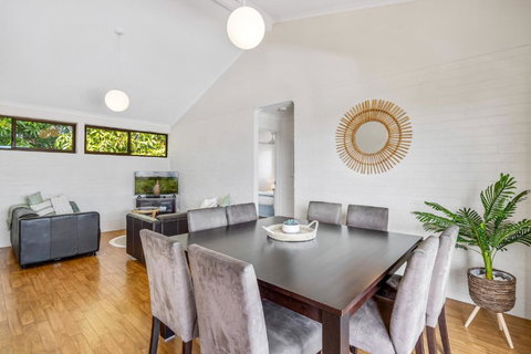 Quaint 2-Bed Beach Abode With Ocean Views - Tourism Adelaide 1