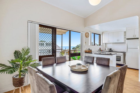 Quaint 2-Bed Beach Abode With Ocean Views - Tourism Adelaide 0