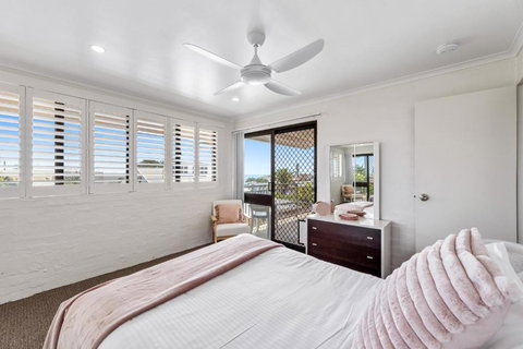 Quaint 2-Bed Beach Abode With Ocean Views - Tourism Adelaide 3