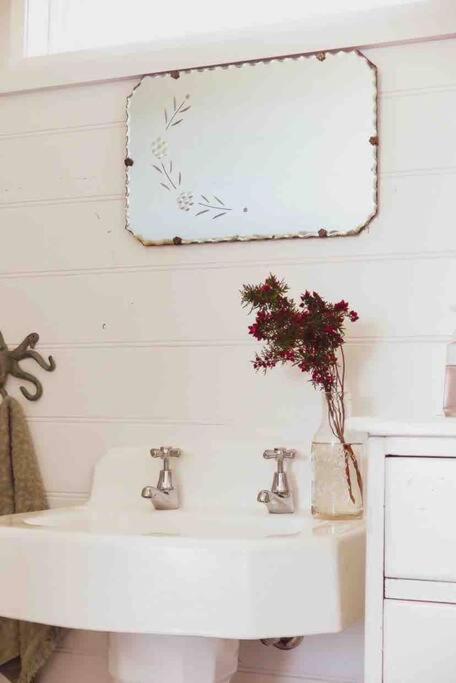 Quaint And Intimate 1-bed Seaside Cottage - Tourism Adelaide 3