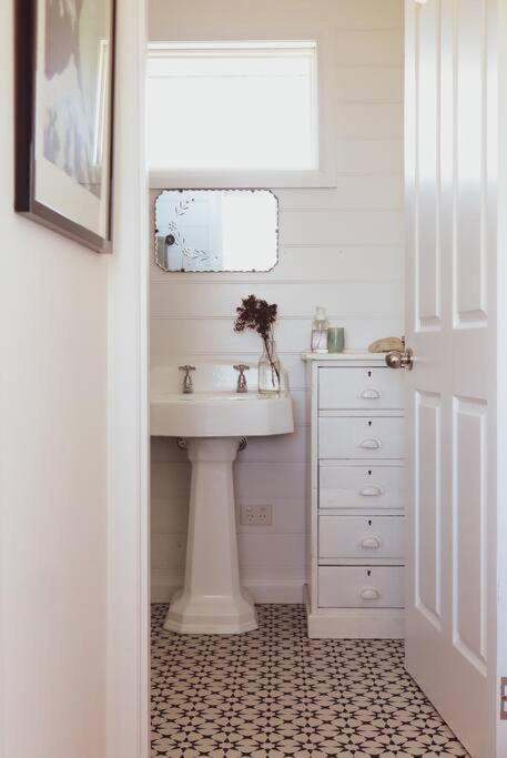 Quaint And Intimate 1-bed Seaside Cottage - Tourism Adelaide 2