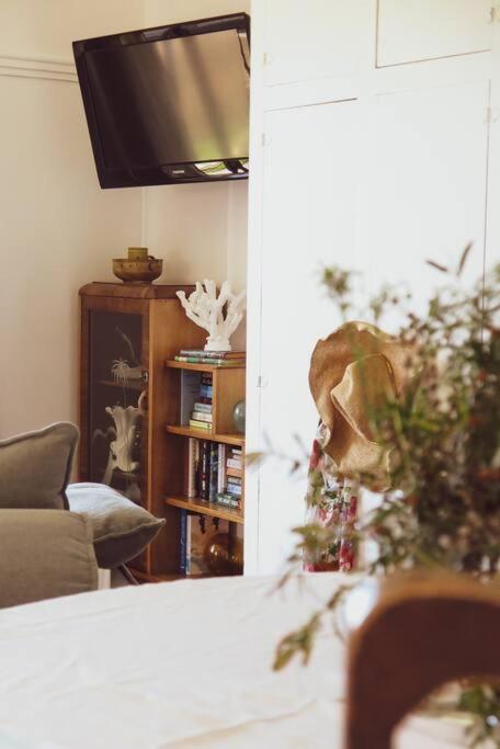 Quaint And Intimate 1-bed Seaside Cottage - Tourism Adelaide 1