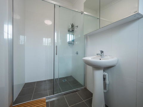 Quaint Double Or Queen Room - Mins To Stations&UNSW - Shared Bathroom - Tourism Adelaide 3