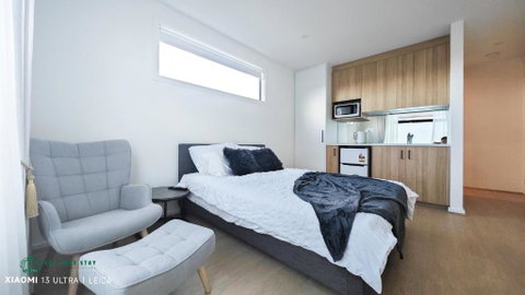 Queen Bed Stylish Suite With TV - Room 12 - Tourism Adelaide 2