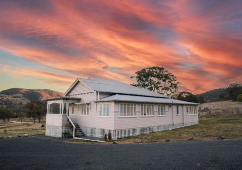 Pretty Pink Queenslander With Spectacular Views! - Tourism Adelaide 0