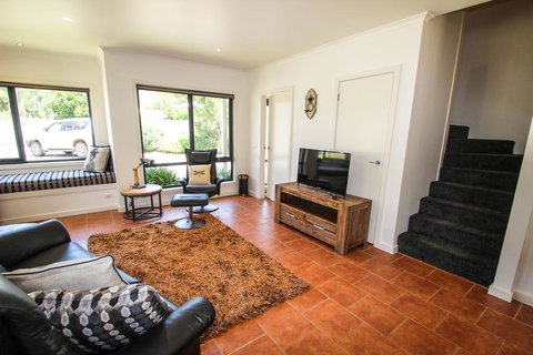 Avignon In Bright - Tourism Adelaide 3