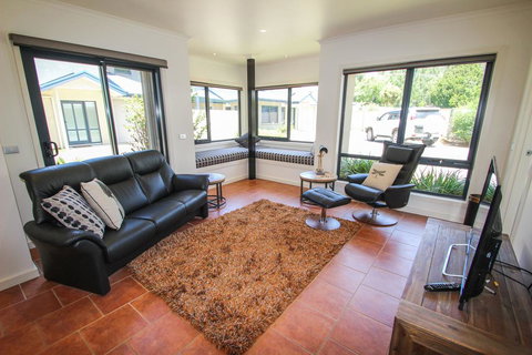 Avignon In Bright - Tourism Adelaide 1