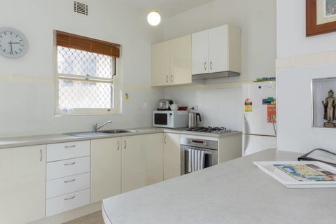 B6 Close To UWA, Swan River, Cafes & The New Childrens Hospital - Tourism Adelaide 3