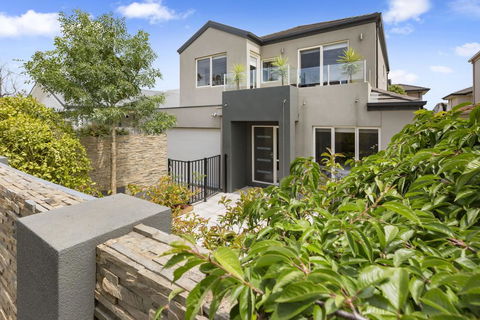 BANGALOW - MORNINGTON - Tourism Adelaide 0