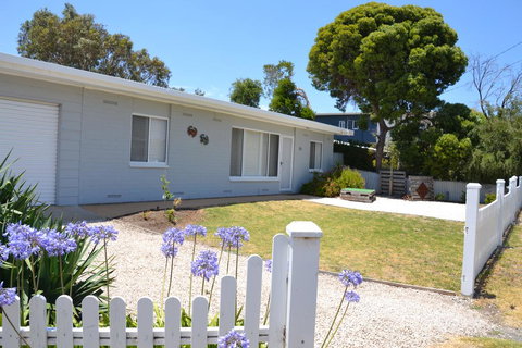 Bay Breeze Cottage - Tourism Adelaide 0