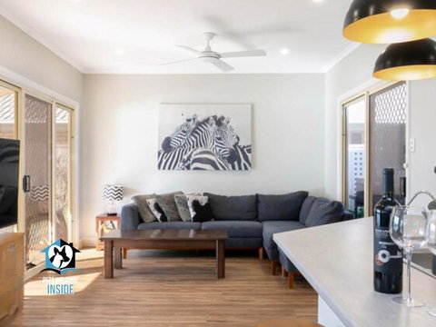 Renovated Beautiful Holiday Home With A Private Beach & Stunning Views! - Tourism Adelaide 3