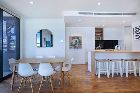 Regatta Hideaway - A Breezy Balcony Residence - Tourism Adelaide 2