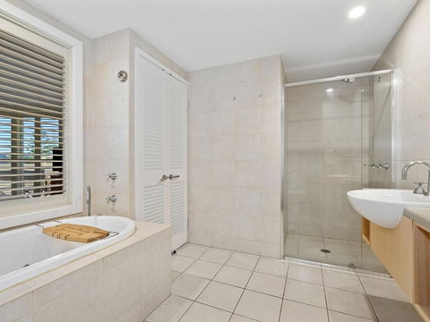 RESORT ON THE BEACH 2214/2215 - Tourism Adelaide 2