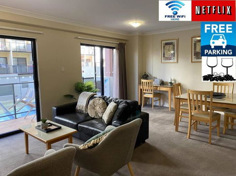 RIVERSIDE CITY VIEW PARKING NETFLIX WIFI WINE FREE - Tourism Adelaide 0