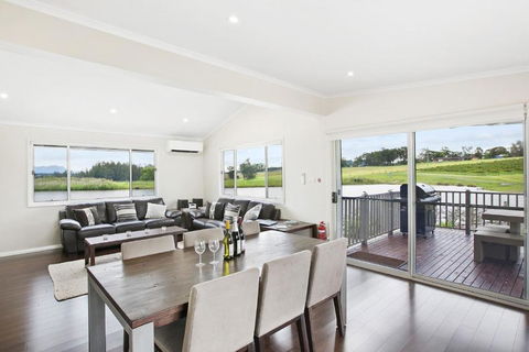 Romantic Lakehouse Set In A Private Vineyard In The Hunter Valley - Tourism Adelaide 2