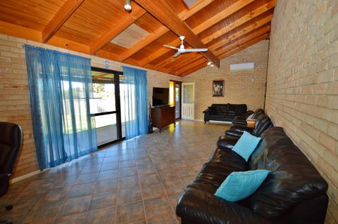 Rossys Retreat - Kalbarri WA - Tourism Adelaide 0