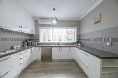 Roycox Cottage - Charming Escape, Fireplace - Tourism Adelaide 2