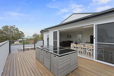 Sanctuary Lodge By Ready Set Stay - BYO LINEN & TOWELS - Tourism Adelaide 0