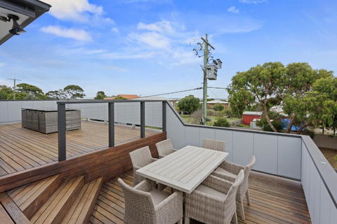 Sanctuary Lodge By Ready Set Stay - BYO LINEN & TOWELS - Tourism Adelaide 3