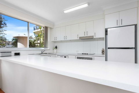 Sandown - Hosted By Burleigh Letting - Tourism Adelaide 3