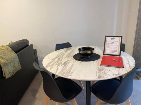 Stylish Modern Airport City WIFI Park Netflix Wine - Tourism Adelaide 3