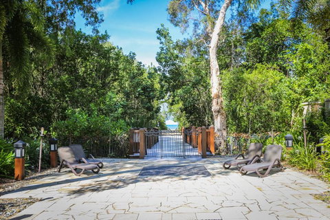 Temple 121 Modern Spacious Palm Cove 2 Brm 2 Bth Resort Apartment With Courtyard - Tourism Adelaide 3