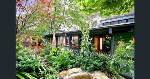 The Black Cockatoo - Secret Garden Treetops Home - Tourism Adelaide 0