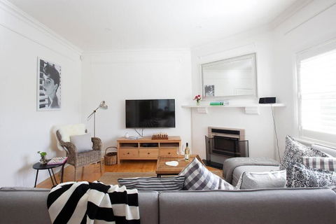 THE WHITE HOUSE Luxury Villa Embedded In History - Tourism Adelaide 0